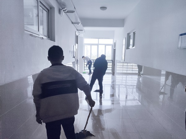 艺术学院发展对象培训班开展服务校园志愿清扫教学楼活动