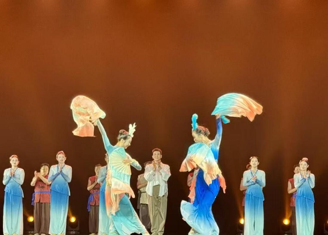 观舞集品徽韵，悟匠心促成长——安徽新华学院艺术学院组织师生观看《徽风舞集》演出