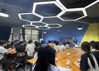 艺术学院召开学术讲座：新时代下版式设计发展趋势