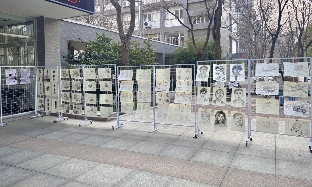 艺术学院2025级环境设计专业本1班《设计素描》、《构成基础》课程作品展