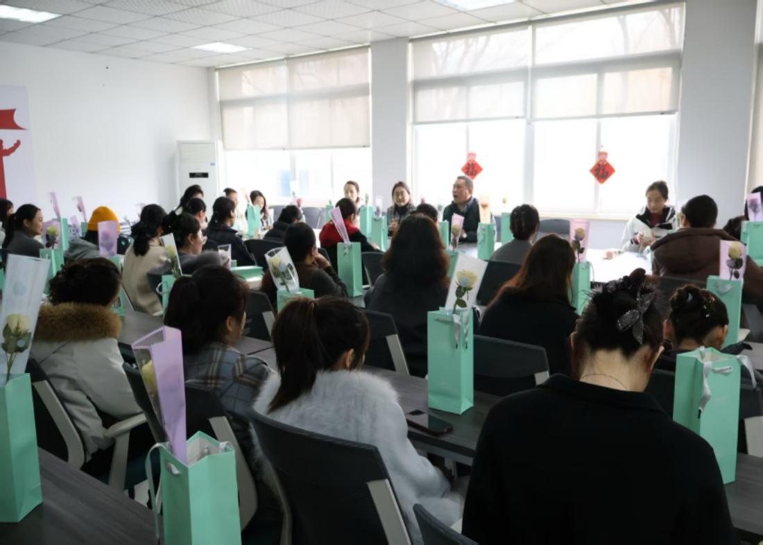 温情三月天 致敬巾帼芳华——艺术学院举办三八妇女节庆祝活动