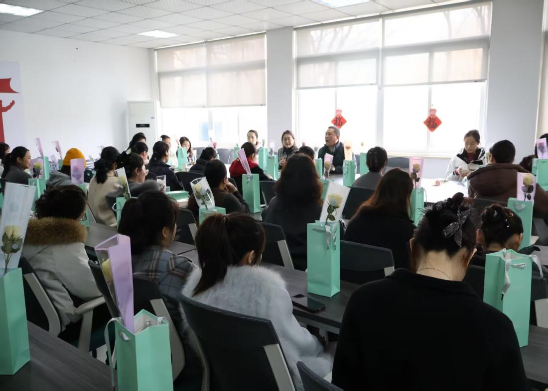 温情三月天 致敬巾帼芳华——艺术学院举办三八妇女节庆祝活动